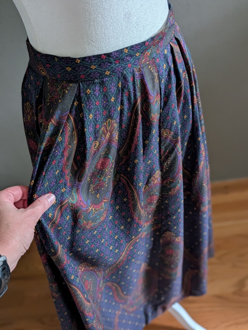 90s Grunge Whimsigoth Dark Paisley Pleated Midi Skirt 100% Rayon Size 2/4 - Picture 2 of 4